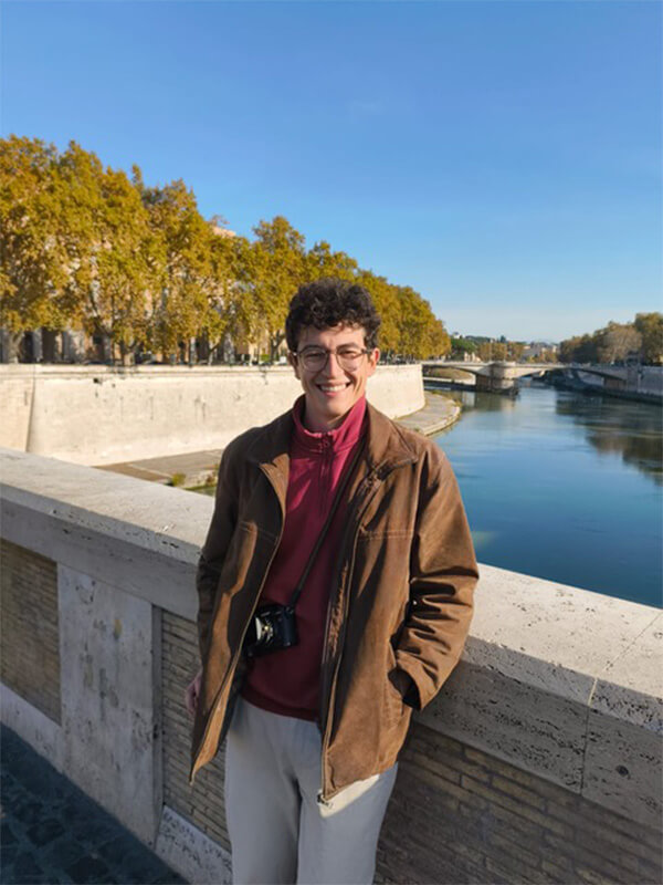 Jonathan im Büro bei der Deutschen Römerin