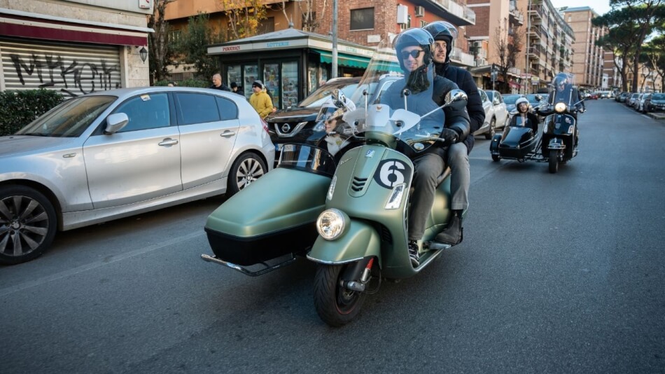Oldtimer, Fiat500, Vespa mit Sidecar Bild 